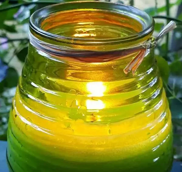 Candela di citronella accesa su davanzale