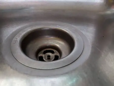 Scarico di lavello in acciaio pulito bene