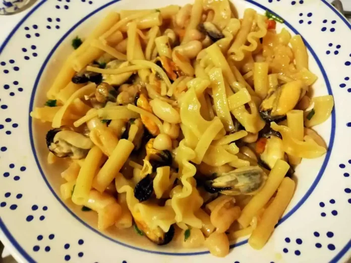 Insalata di pasta, fagioli e cozze light nel piatto