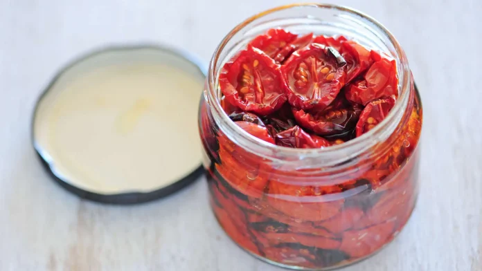 Pomodorini semisecchi fatti in casa in barattolo di vetro