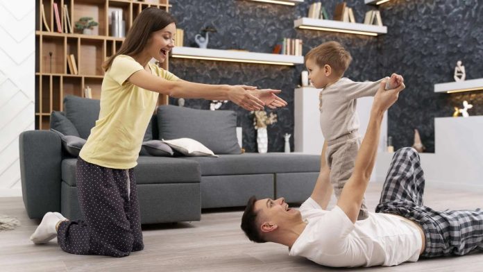 Genitori col loro bambino in un salotto reso salubre e confortevole dalla ventilazione meccanica