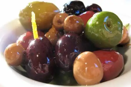 Olive da tavola miste sane, integre e sode