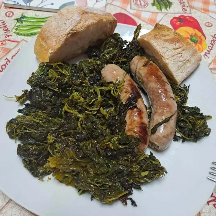 Salsicce e friarielli con fette di pane casereccio nel piatto