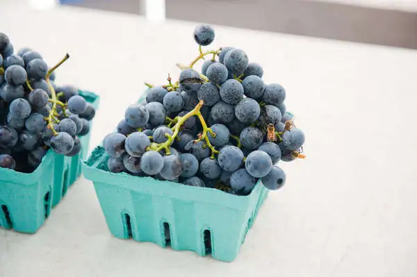 Uva fragola matura e soda in cestino di cartone