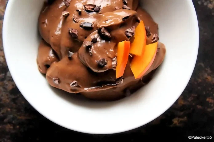 Crema di cachi e cacao senza zucchero decorata con scaglie di cioccolato fondente