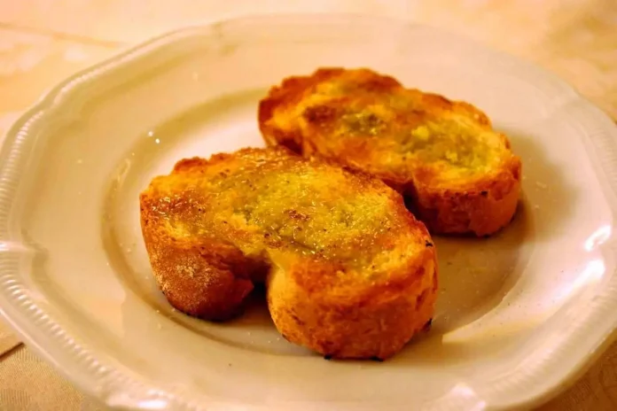 Porzione di fettunta toscana su piatto bianco