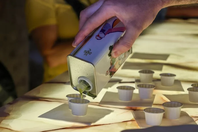 Olio EVO versato nei bicchierini per essere degustato