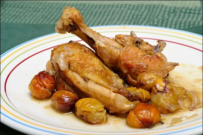 Gustose e succose cosce di pollo alle castagne cotte in casseruola Coscia e sovracoscia di pollo alle castagne con il loro sughetto di cottura