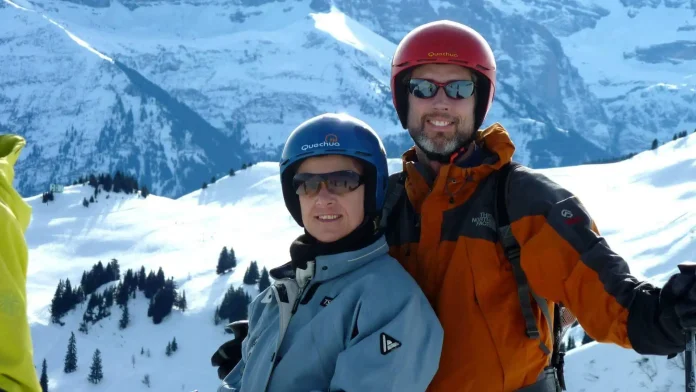 Coppia di sciatori indossa caschi omologati sulla neve