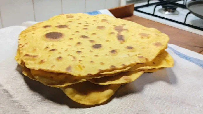 Pila di tortillas di farina di mais per polenta appena fatte in casa