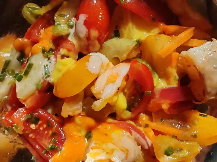Insalata catalana di gamberi e verdure appena fatta