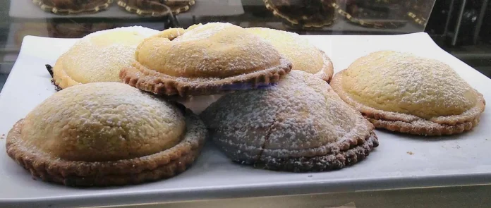 Genovesi palermitane alla ricotta su vassoio bianco