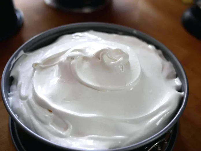 Aspetto della meringa all'italiana perfetta Meringa all'italiana appena fatta alla perfezione