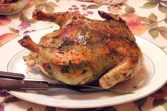 pollo-ripieno-castagne-salsiccia-pane Pollo ripieno di castagne, salsiccia e pane sul piatto di portata