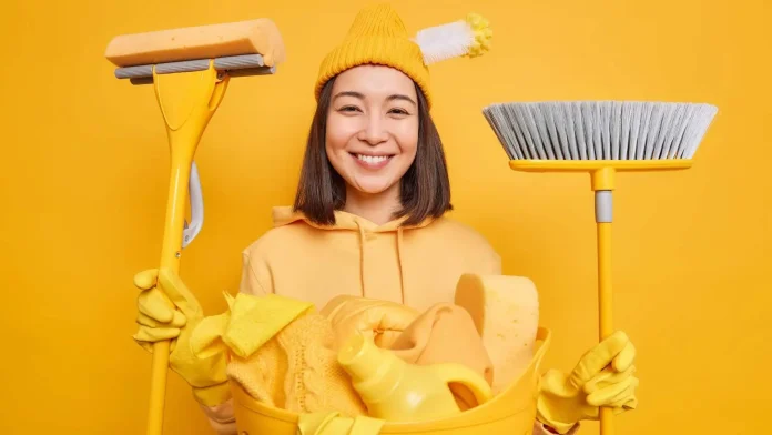 Ragazza giapponese sorridente prima di fare l'Ōsōji con utensili e prodotti necessari