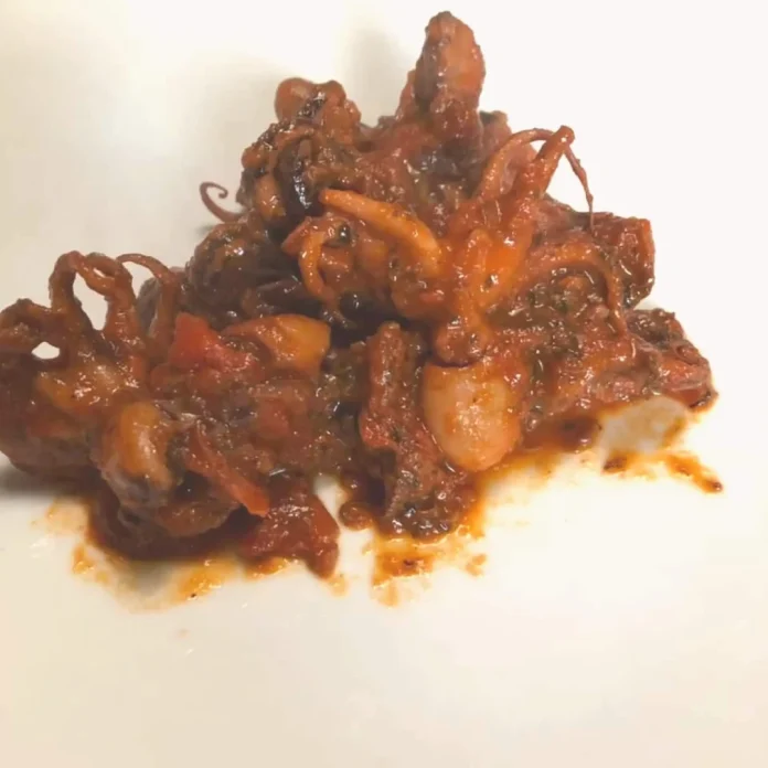 Moscardini in guazzetto cucinati alla riminese su sfondo color panna
