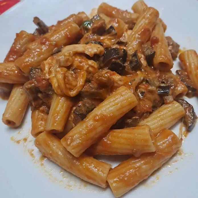 Pasta alla siciliana napoletana su piatto di ceramica bianca