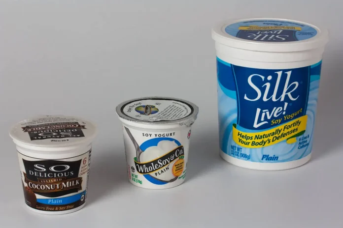 3 diversi yogurt scaduti ancora chiusi nei loro vasetti 3 vasetti di yogurt scaduti ancora sigillati