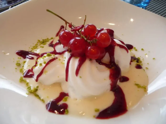 Sciumette genovesi di Carnevale in un piatto bianco moderno