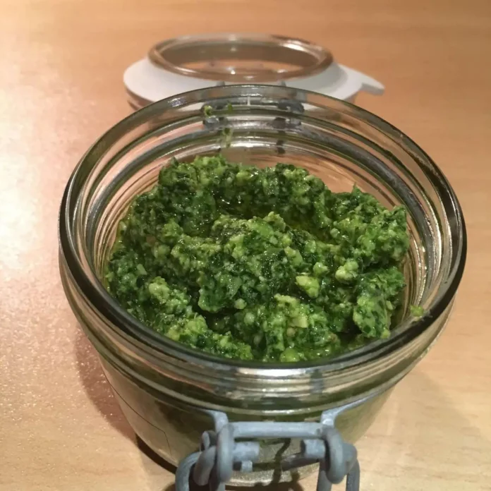 Pesto di aglio orsino e noci in barattolo di vetro a chiusura ermetica