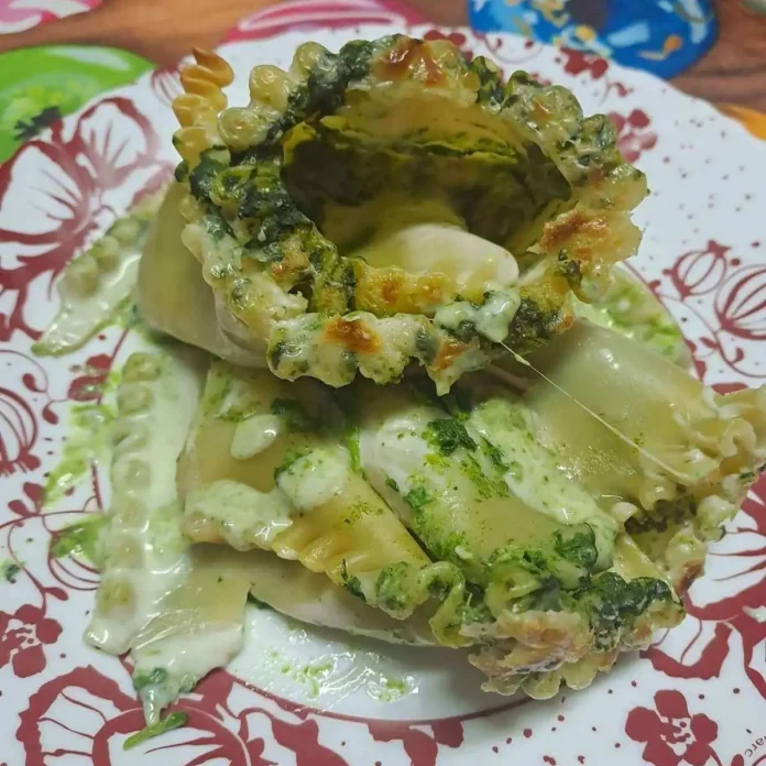 Rosa di lasagne vegetariana con friarielli e provola nel piatto individuale
