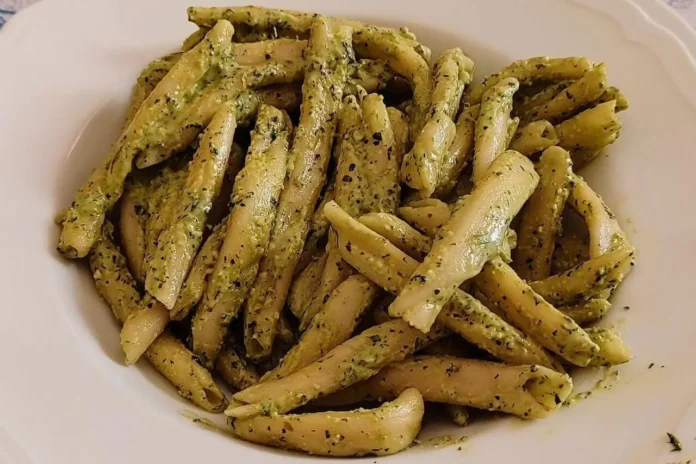Pasta al pesto di finocchietto selvatico in piatto bianco