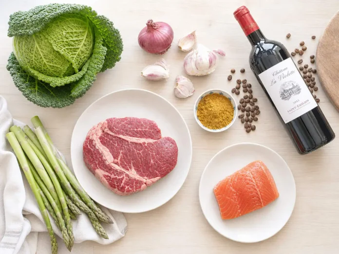 Piano bianco con sopra gli alimenti responsabili del cambiamento dell'impronta olfattiva Gli alimenti che modificano l'odore corporeo disposti su una superficie bianca