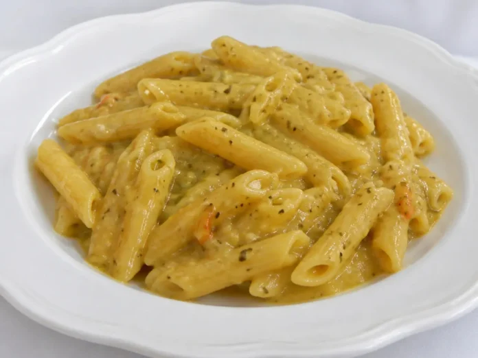 Penne al pesto di ceci e basilico in piatto bianco