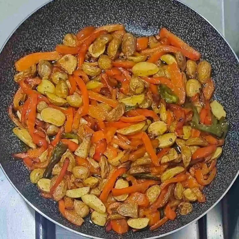 Peperoni, patate e friggitelli in padella appena fatti